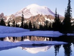 Montaña reflejada en el agua invernal