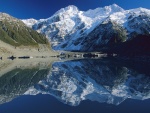 Hermosas montañas de Nueva Zelanda reflejadas en el lago