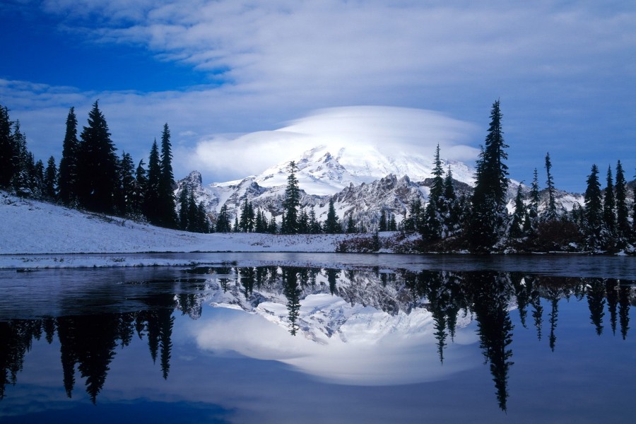 Monte Rainier reflejado en el lago