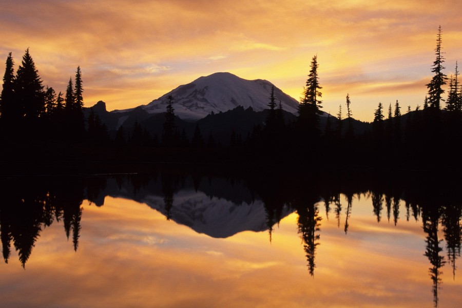 Montaña y amanecer reflejados en el lago