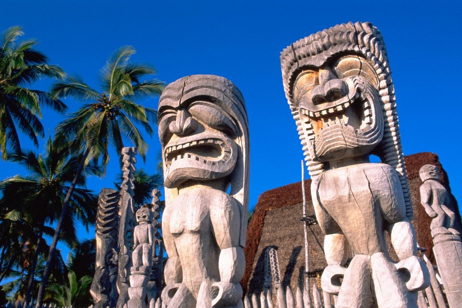 Estatuas en Puʻuhonua o Hōnaunau National Historical Park (Hawái)