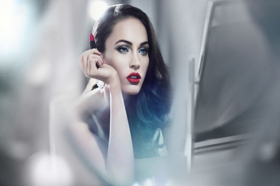 Megan Fox maquillándose frente al espejo