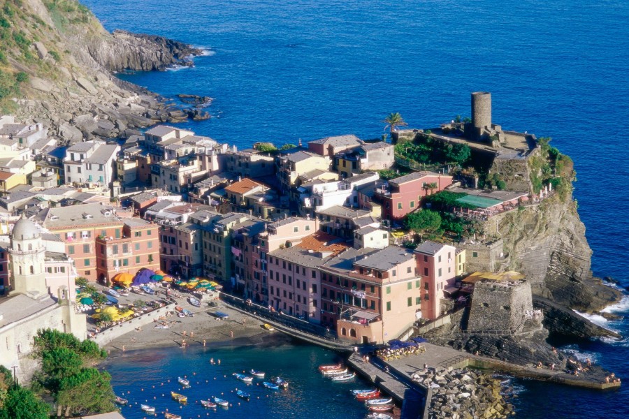 Hermosa vista de Vernazza ( Liguria, Italia)