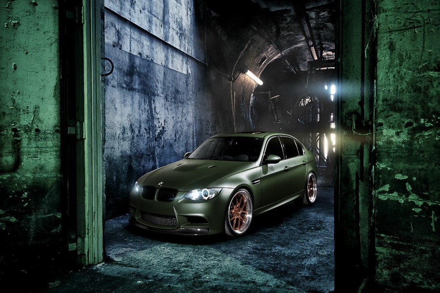 BMW M3 verde en un túnel