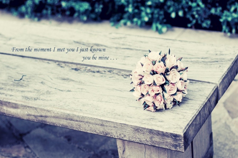 Bouquet de rosas sobre un banco de madera