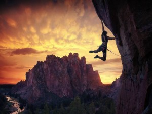 Mujer escalando en la roca