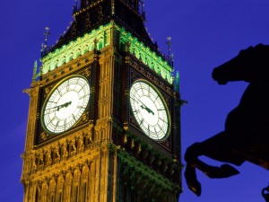 La Torre del Reloj iluminada (Londres)