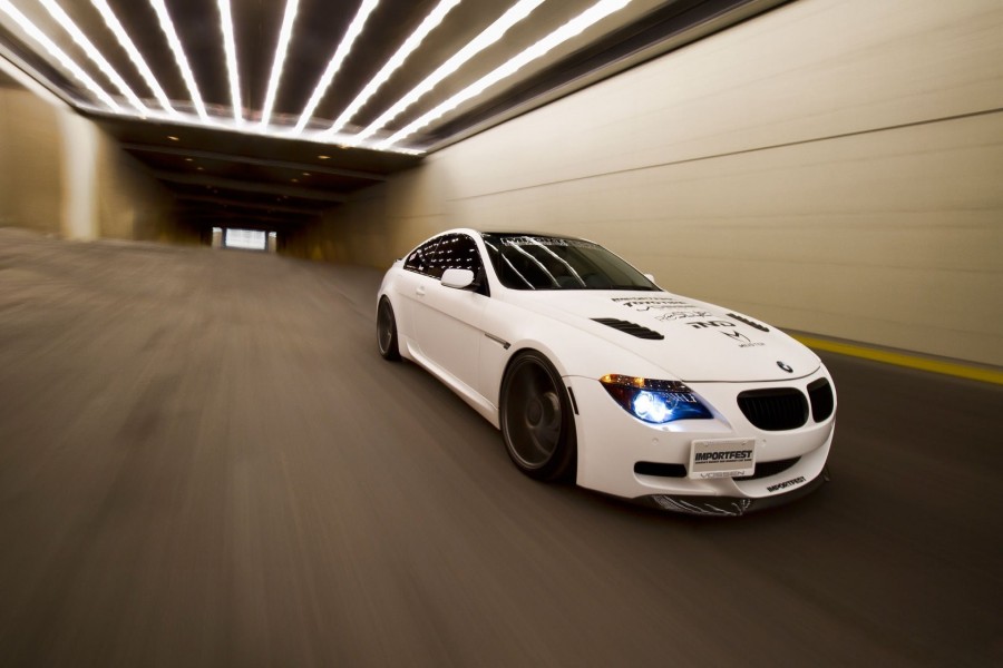 Un BMW M6 en un túnel