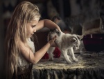 Una niña jugando con un gato