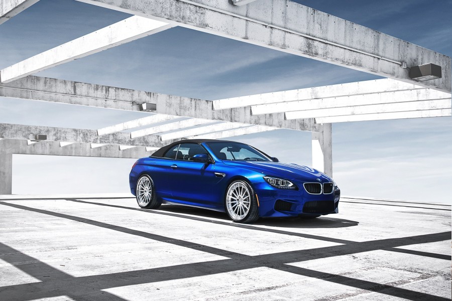 Bonito BMW M6 de color azul