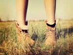 Chica pisando la hierba con unas botas
