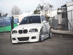 BMW M3 blanco en un recinto
