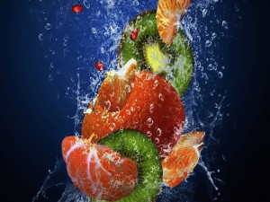 Cóctel de frutas en el agua fresca