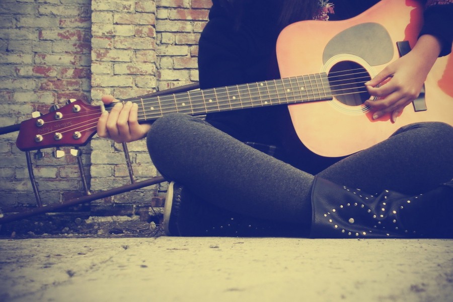 Chica tocando la guitarra