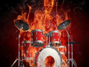 Esqueleto en llamas tocando la batería