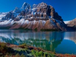Montañas y lago en la bella Alberta (Canadá)