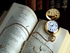 Reloj antiguo con cadena sobre un libro