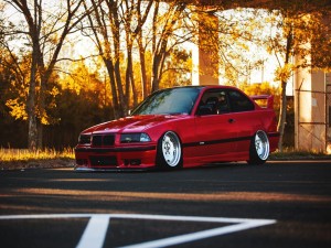 Un BMW de color rojo