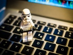 Soldado imperial sobre el teclado de un portátil
