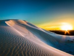 El sol ilumina las dunas