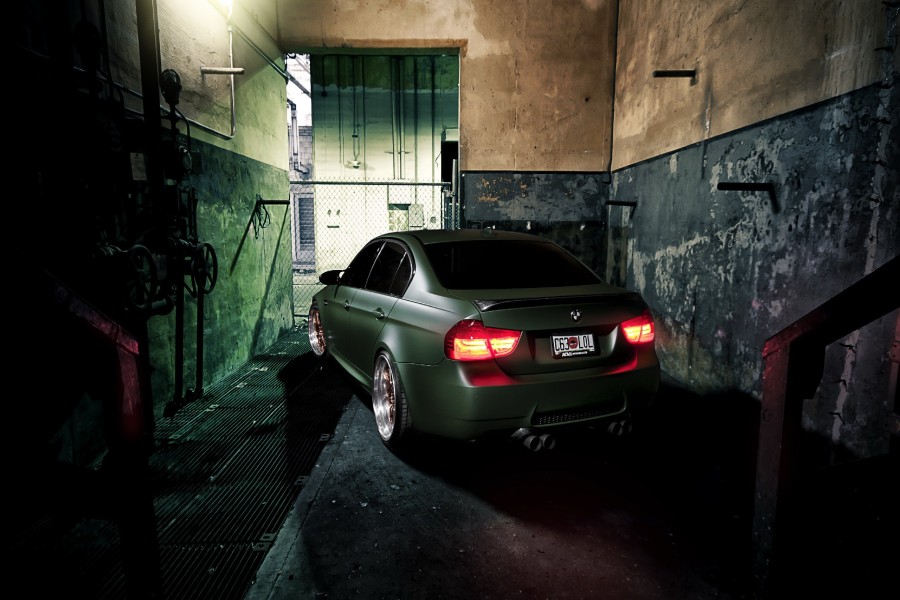 BMW M3 gris en un garaje