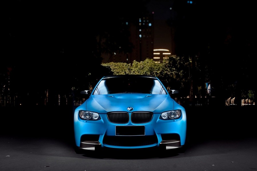 Un bonito BMW de color azul