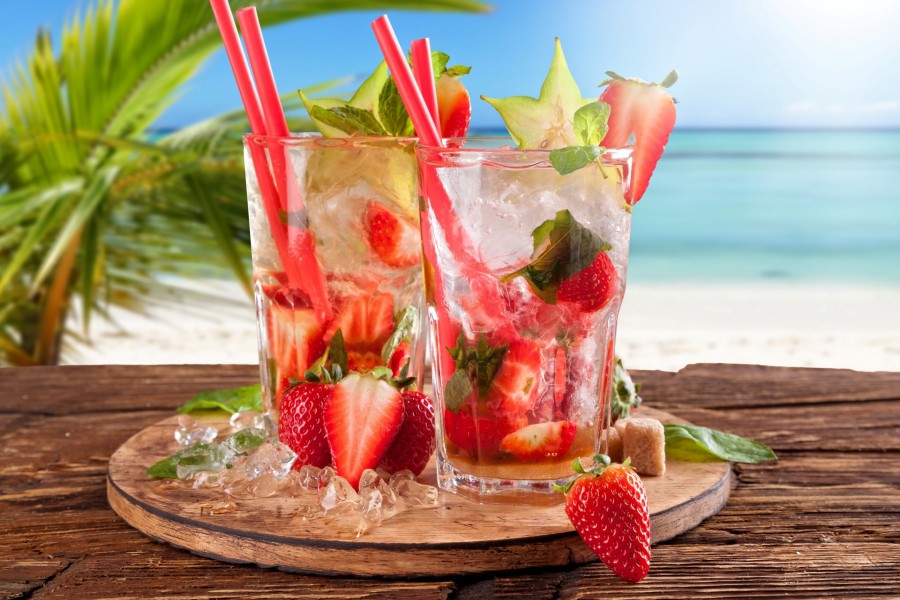 Refrescantes bebidas con fresas en una playa