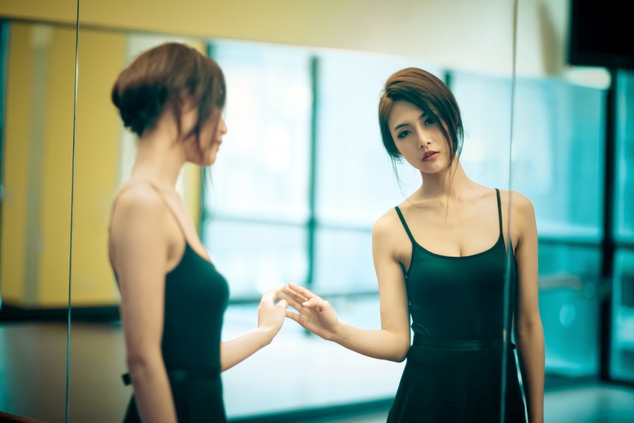 Bailarina mirándose al espejo