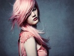 Chica con el pelo rosa
