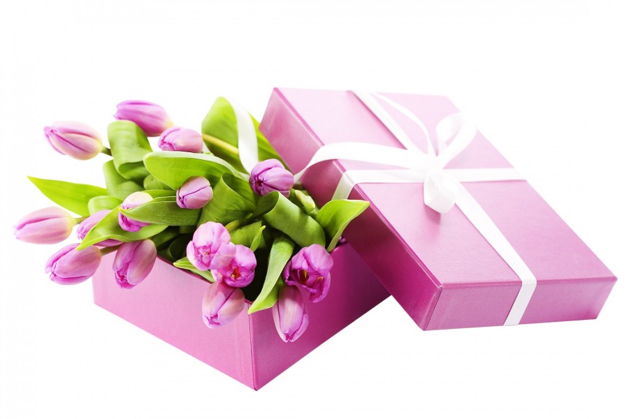 Caja de regalo con tulipanes rosas
