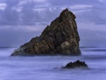 Gran roca en el mar
