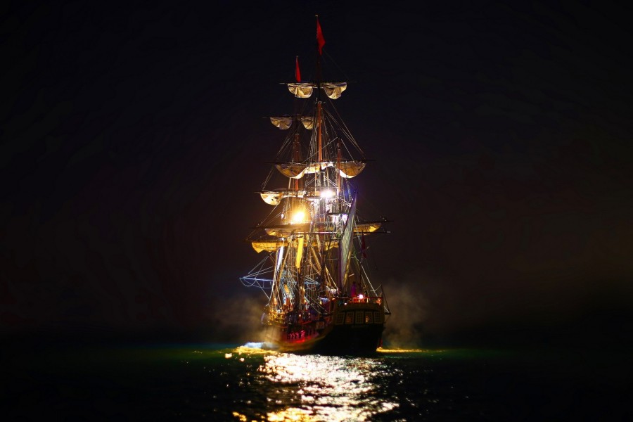 Barco iluminado en la fría noche del océano