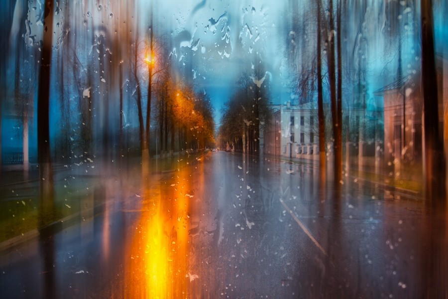 Observando la lluvia a través de una ventana