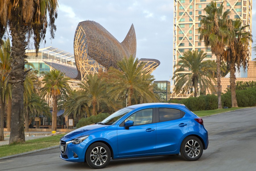 Un Mazda azul metálico estacionado