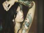 Chica con tatuajes en el brazo