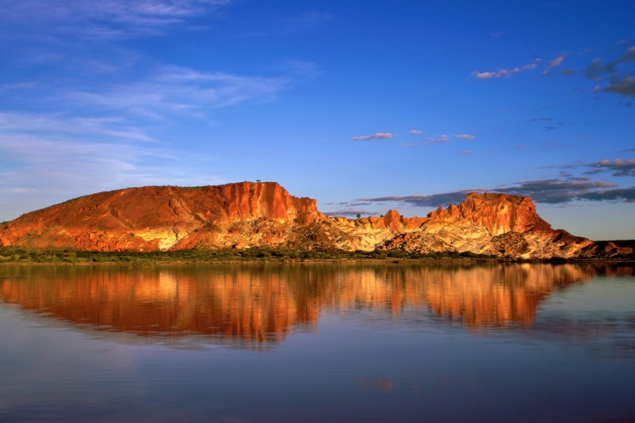 Rocas reflejadas en el agua (Territorio del Norte, Australia)