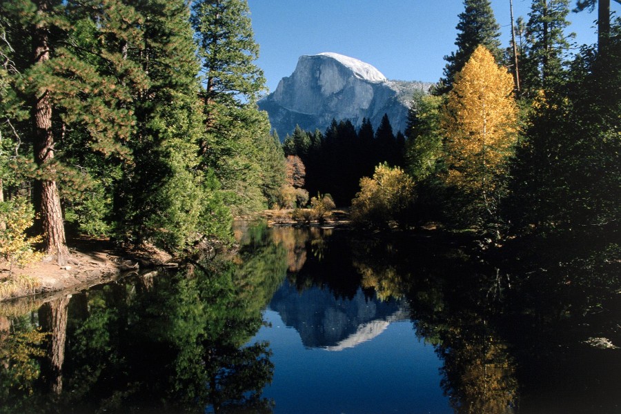 El Half Dome reflejado en el río (Yosemite)