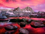 Cielo rosado reflejado en un lago de montaña