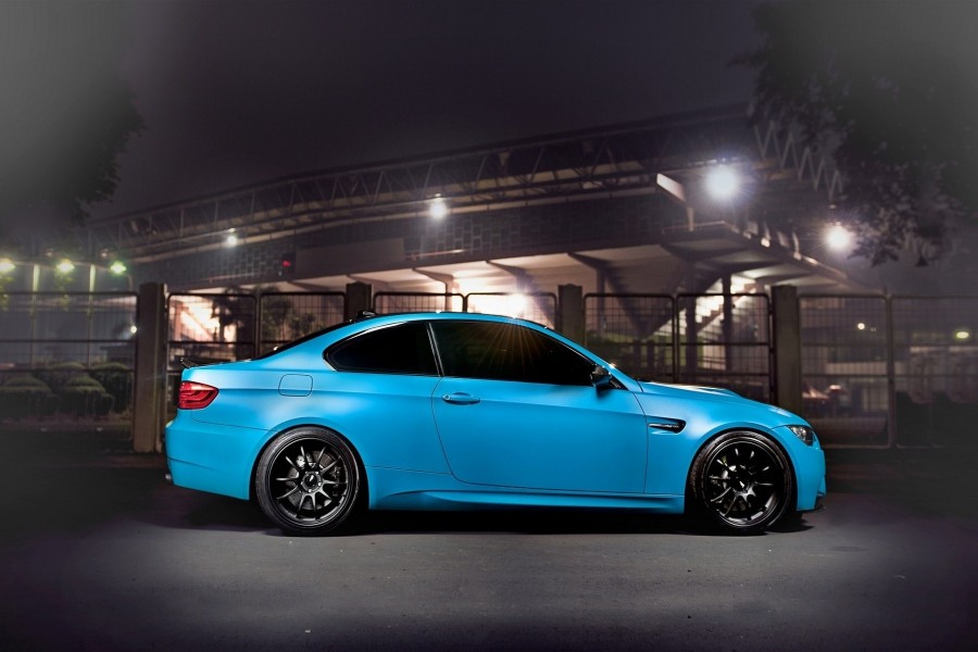 Un BMW de un bonito color azul