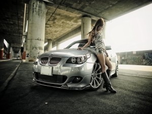 Chica junto a un BMW