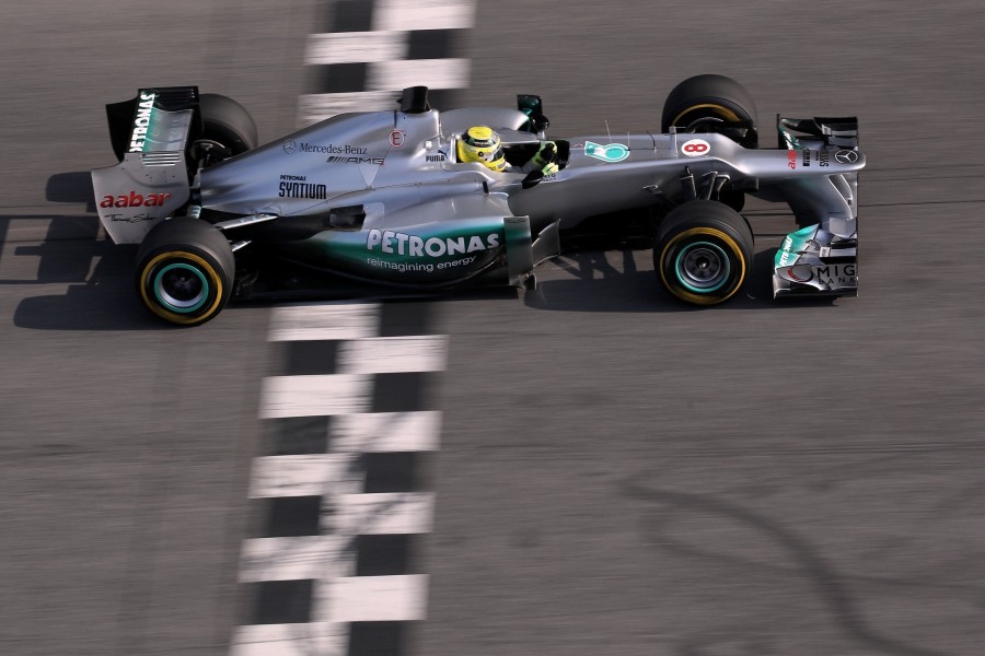 Formula 1 cruzando la línea de meta
