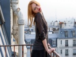 Chica en un balcón de París