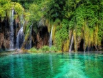 Cascadas en los bellos lagos de Plitvice (Croacia)
