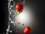 Deliciosas fresas caen al agua