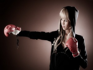 Chica con guantes de boxeo