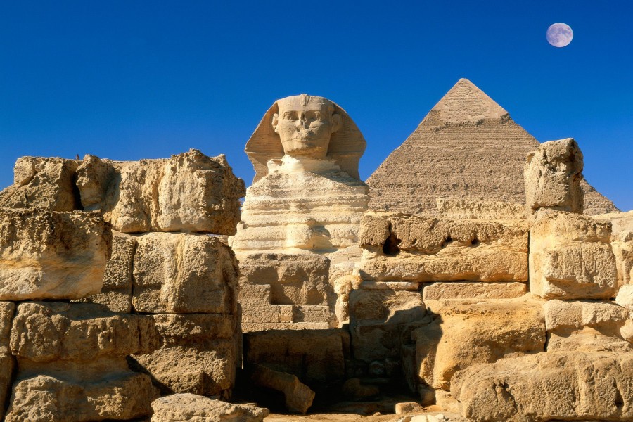 Luna sobre la Gran Esfinge de Guizalas y Pirámides de Egipto