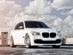 BMW 750 de color blanco