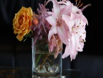 Preciosas flores en un recipiente de vidrio