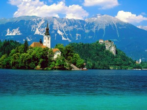 Bonita vista de la isla de Bled (Lago Bled, Eslovenia)