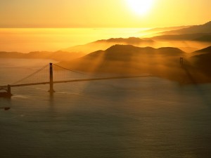 Sol brillando sobre el Golden Gate